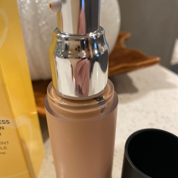 SUZANNE SOMERS Flawless Foundation organic in Natural Sand. Pump bottle 1 oz. - Picture 4 of 7